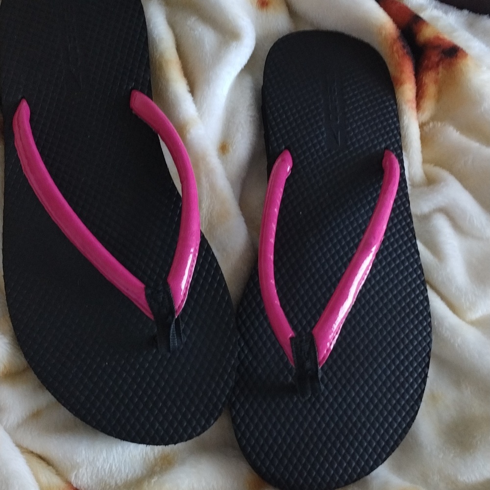 Hot Pink and black Speedo flip flops, worn a few times to the pool, sz 8